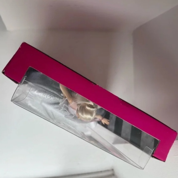 Barbie 60th Anniversary Signature Doll in Sparkling Silver and White - collector - Picture 4 of 6